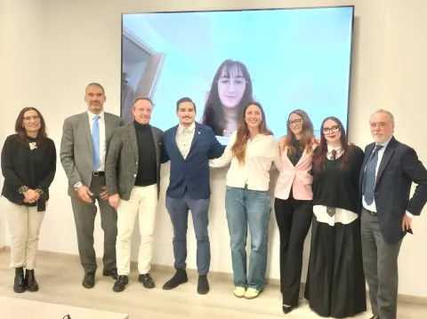 Da sinistra: Ivana Testa (madre di Federica Sassi, assente alla cerimonia), il Direttore Tecnico di ALD, Matteo Grasselli, il Presidente di AMGA, Pierluigi Arrara, Alessandro Sapone, Gaia Bernarello, Bianca Liana Fortu, Valeria Coppola e il Presidente di ALA, Alberto Garbarino.  Sul maxischermo, Elena Placenti, in collegamento dagli Stati Uniti